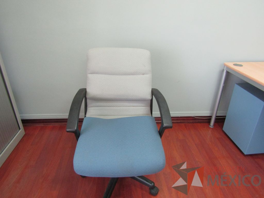 Lote 029 - 2 Sillas operativas respaldo de color gris y asiento de color azul de tela con ruedas - Imagen 2