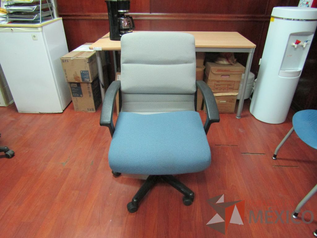 Lote 029 - 2 Sillas operativas respaldo de color gris y asiento de color azul de tela con ruedas