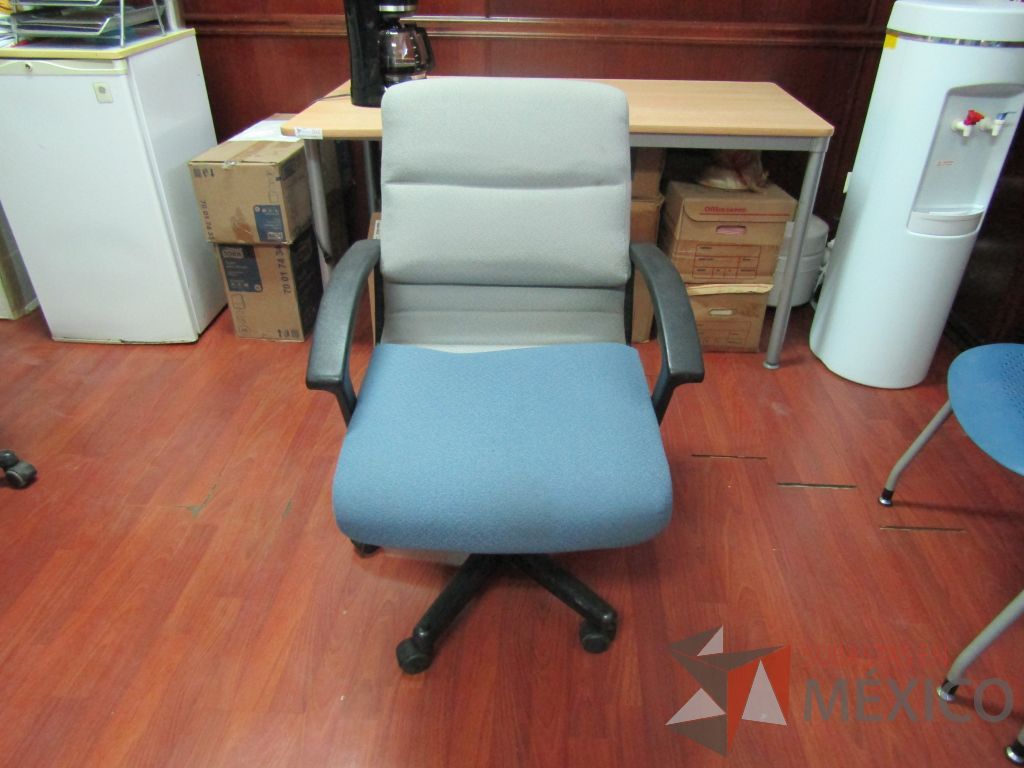Lote 029 - 2 Sillas operativas respaldo de color gris y asiento de color azul de tela con ruedas - Imagen 3