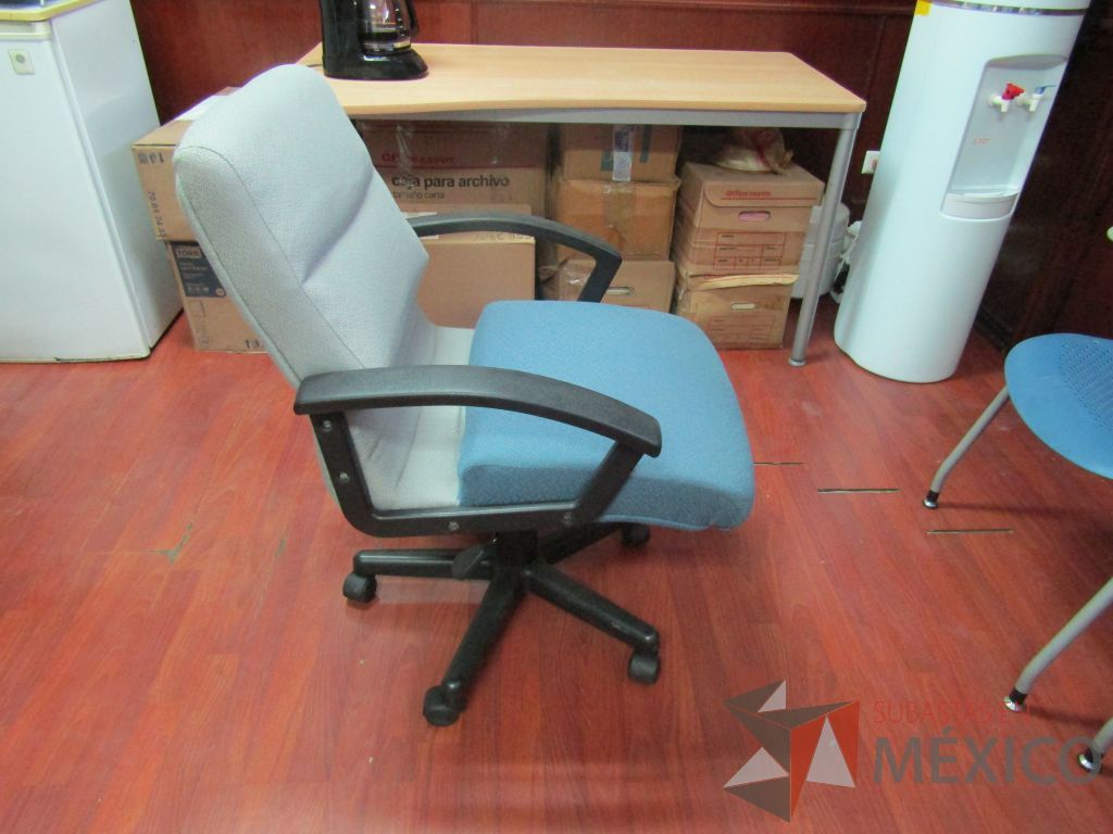 Lote 029 - 2 Sillas operativas respaldo de color gris y asiento de color azul de tela con ruedas - Imagen 4