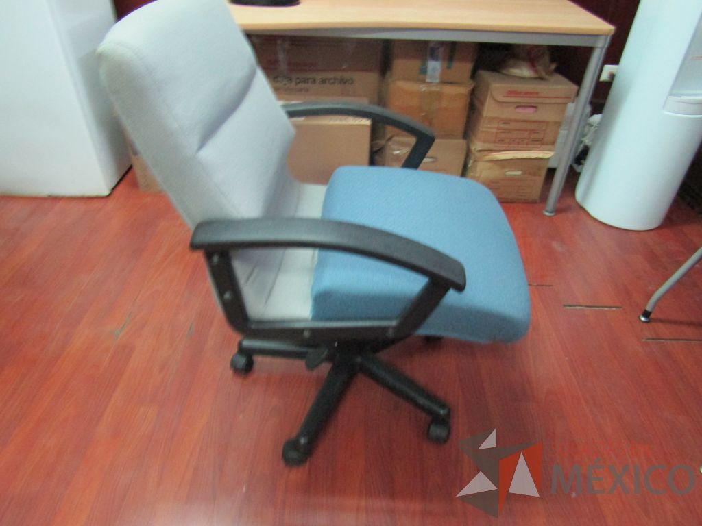 Lote 029 - 2 Sillas operativas respaldo de color gris y asiento de color azul de tela con ruedas - Imagen 5