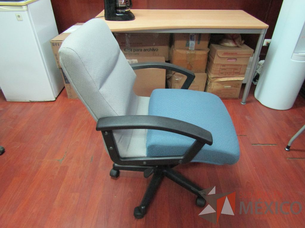 Lote 029 - 2 Sillas operativas respaldo de color gris y asiento de color azul de tela con ruedas - Imagen 6