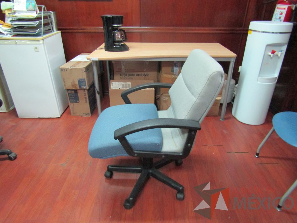 Lote 029 - 2 Sillas operativas respaldo de color gris y asiento de color azul de tela con ruedas - Imagen 7