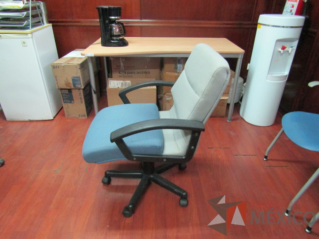 Lote 029 - 2 Sillas operativas respaldo de color gris y asiento de color azul de tela con ruedas - Imagen 8
