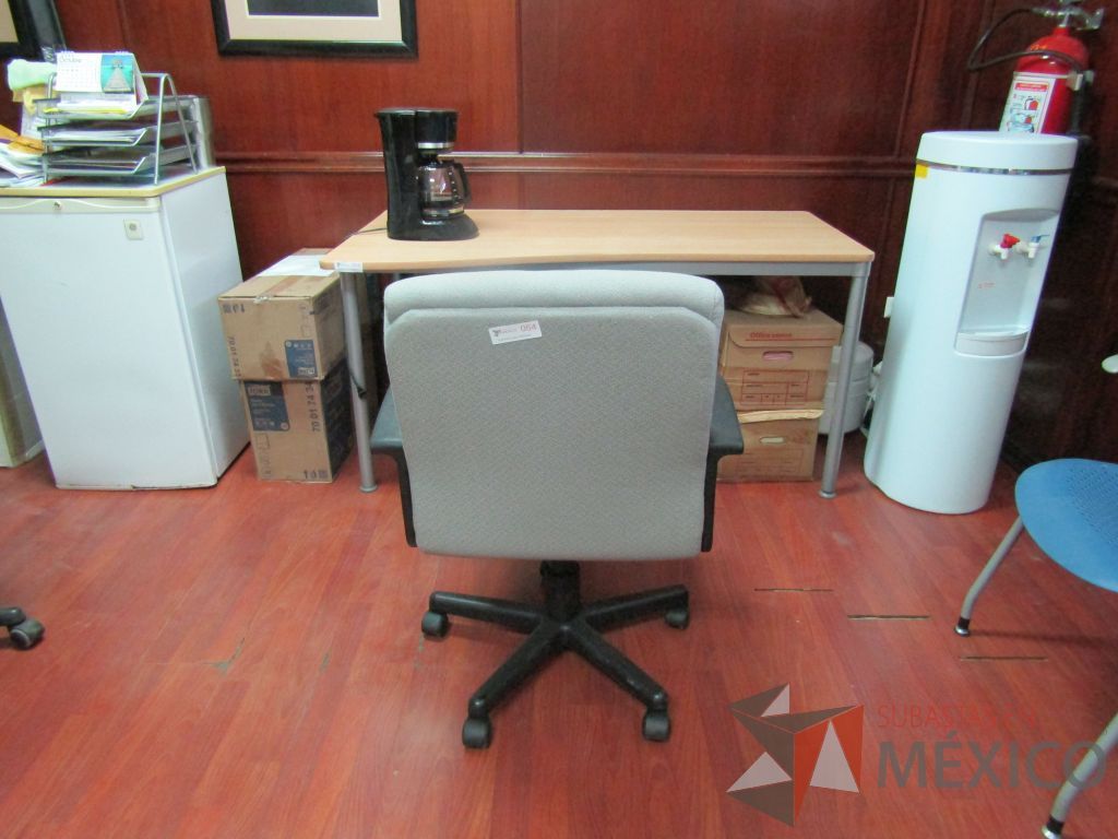 Lote 029 - 2 Sillas operativas respaldo de color gris y asiento de color azul de tela con ruedas - Imagen 9