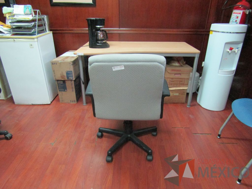 Lote 029 - 2 Sillas operativas respaldo de color gris y asiento de color azul de tela con ruedas - Imagen 10