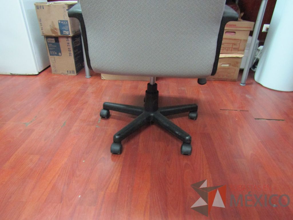 Lote 029 - 2 Sillas operativas respaldo de color gris y asiento de color azul de tela con ruedas - Imagen 11
