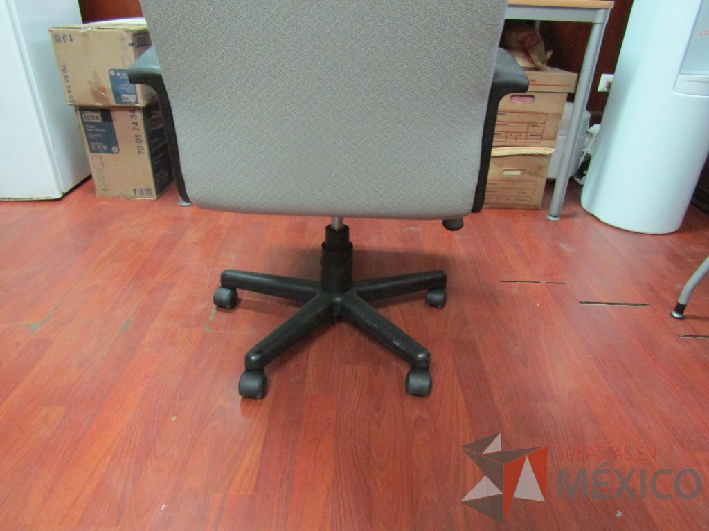 Lote 029 - 2 Sillas operativas respaldo de color gris y asiento de color azul de tela con ruedas - Imagen 12