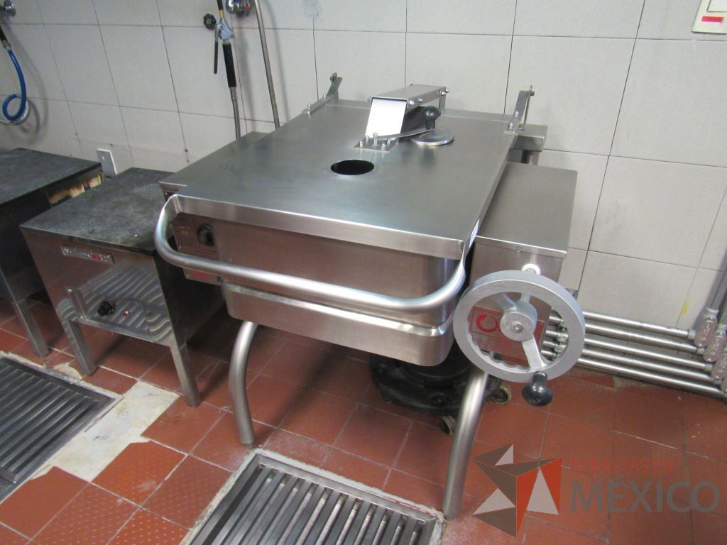 Lote 227 - Marmita a gas de volteo con válvula de salida, para trabajar a gas LP o Natural. Acero inoxidable AISI-304 con acabado sanitario.