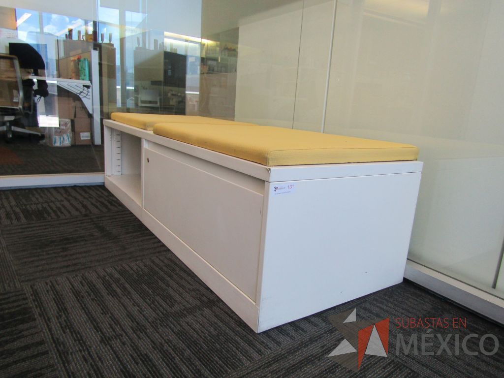 Lote 107 - Credenza tipo madera color blanco, con un cajón, espacio para archivos y cojín en tela color naranja - Imagen 2