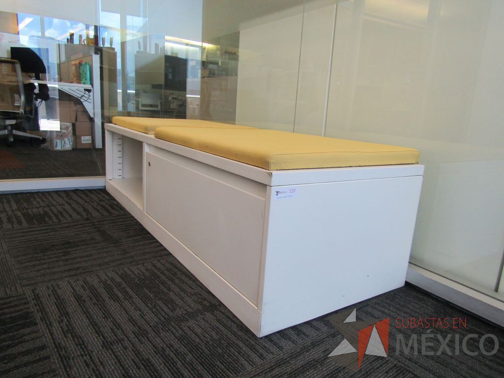 Lote 107 - Credenza tipo madera color blanco, con un cajón, espacio para archivos y cojín en tela color naranja - Imagen 3