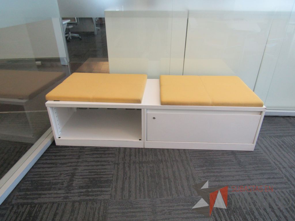 Lote 107 - Credenza tipo madera color blanco, con un cajón, espacio para archivos y cojín en tela color naranja