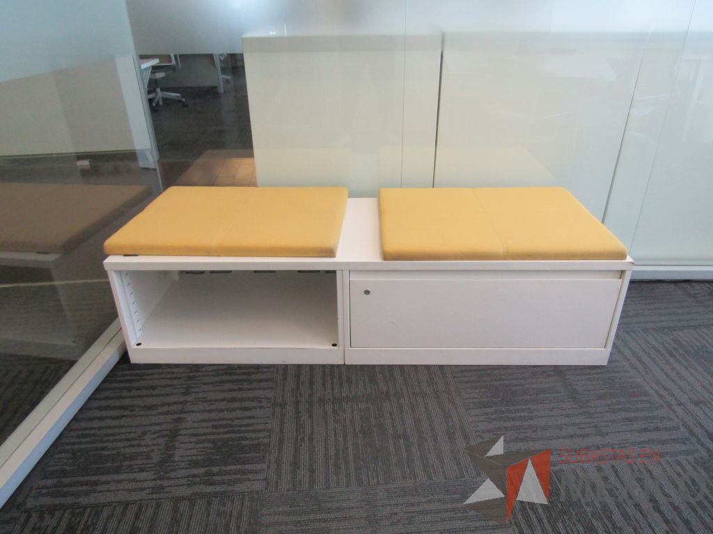Lote 107 - Credenza tipo madera color blanco, con un cajón, espacio para archivos y cojín en tela color naranja - Imagen 5