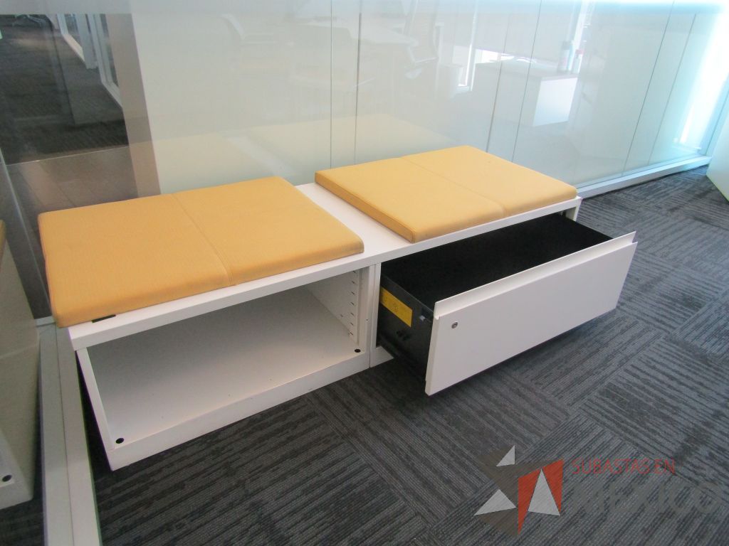 Lote 107 - Credenza tipo madera color blanco, con un cajón, espacio para archivos y cojín en tela color naranja - Imagen 6