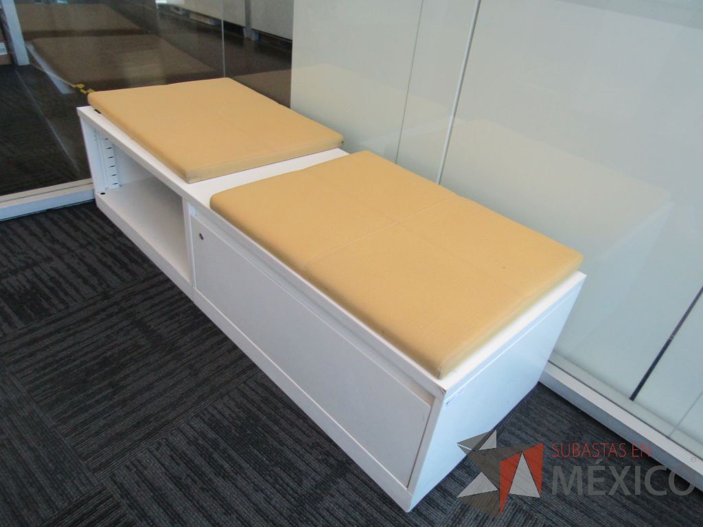 Lote 107 - Credenza tipo madera color blanco, con un cajón, espacio para archivos y cojín en tela color naranja - Imagen 7