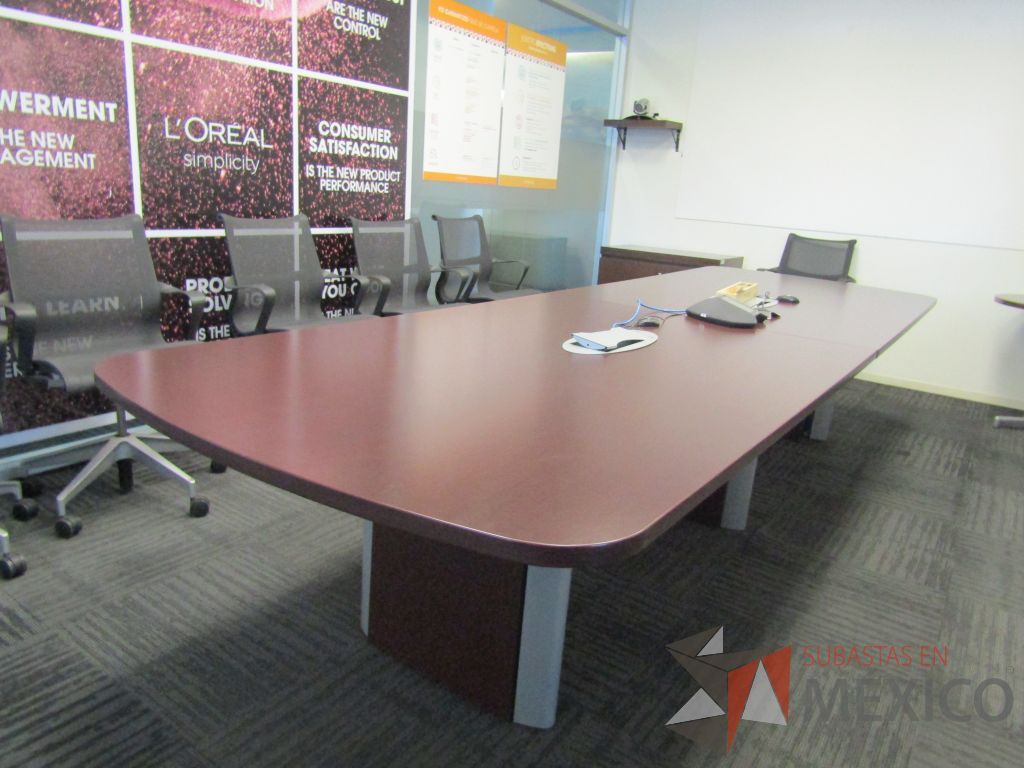 Lote 043 - Mesa de sala de juntas para 10 personas con accesorios para conexión - Imagen 4