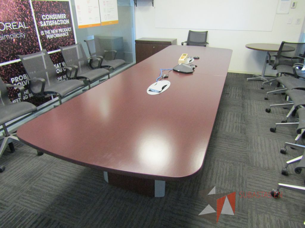Lote 043 - Mesa de sala de juntas para 10 personas con accesorios para conexión - Imagen 8