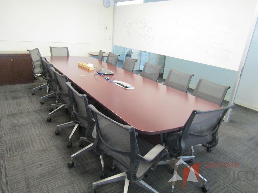 Lote 043 - Mesa de sala de juntas para 10 personas con accesorios para conexión - Imagen 13