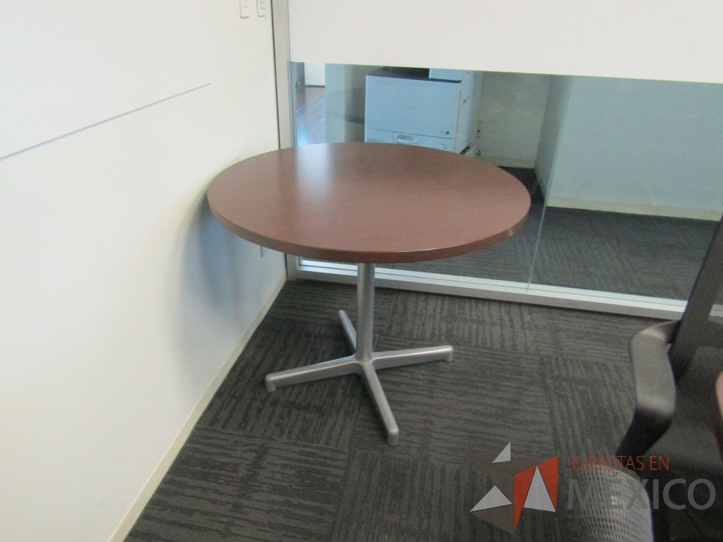 Lote 103 - Mesa de trabajo circular con base metálica color gris y cubierta color café