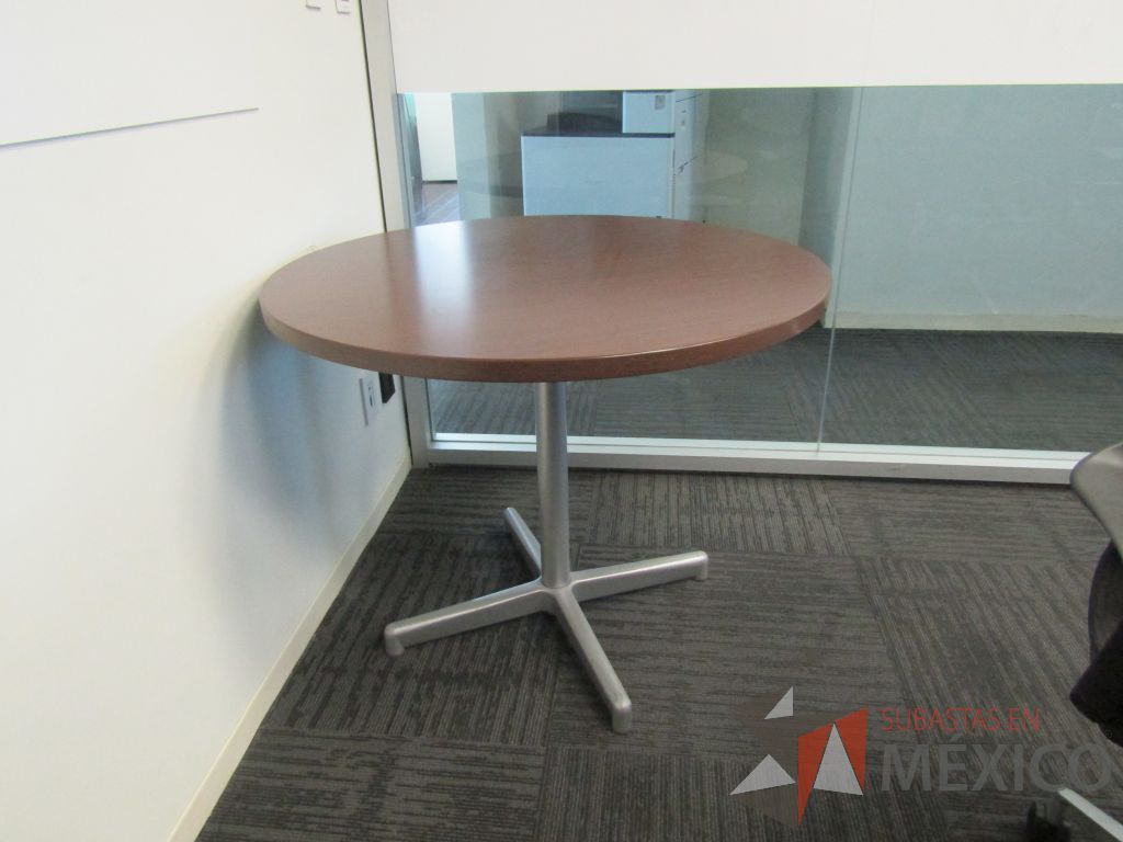 Lote 103 - Mesa de trabajo circular con base metálica color gris y cubierta color café - Imagen 2