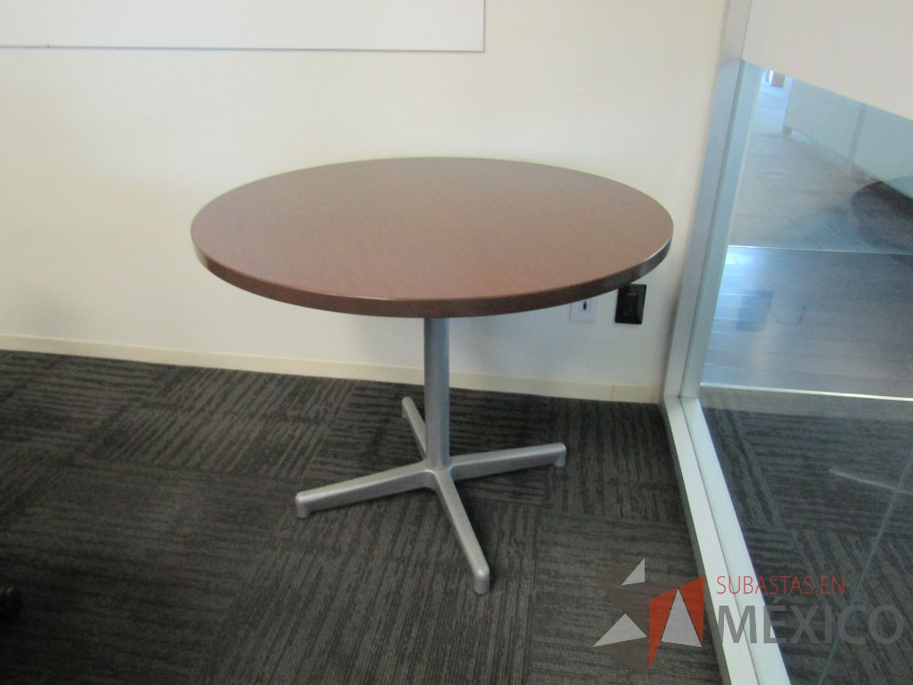 Lote 103 - Mesa de trabajo circular con base metálica color gris y cubierta color café - Imagen 4