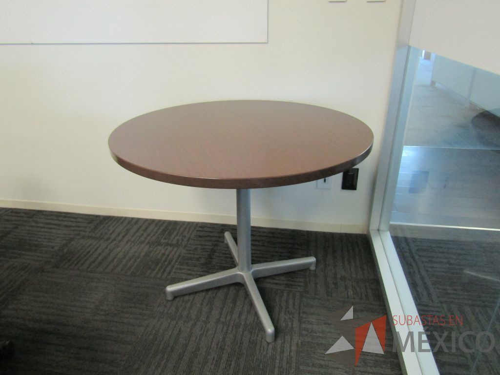 Lote 103 - Mesa de trabajo circular con base metálica color gris y cubierta color café - Imagen 5