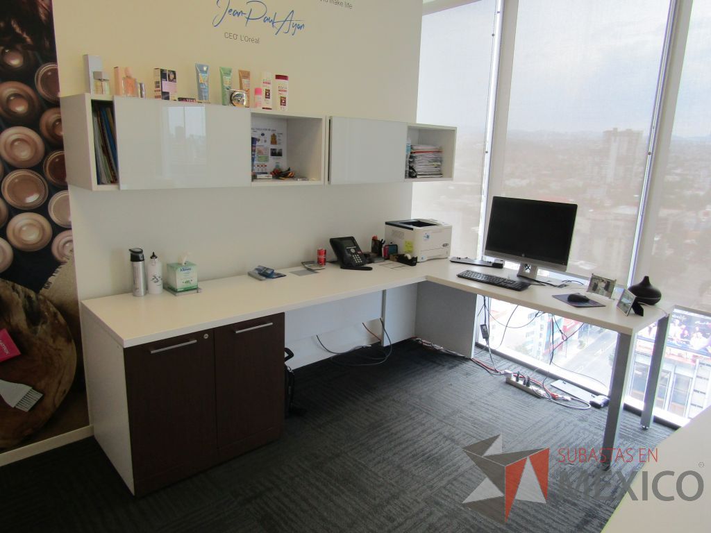 Lote 042 - Escritorio en escuadra con gabinete de pedestal, gabinete alto con 2 puertas y 2 gavetas empotradas con 2 puertas puertas corredizas