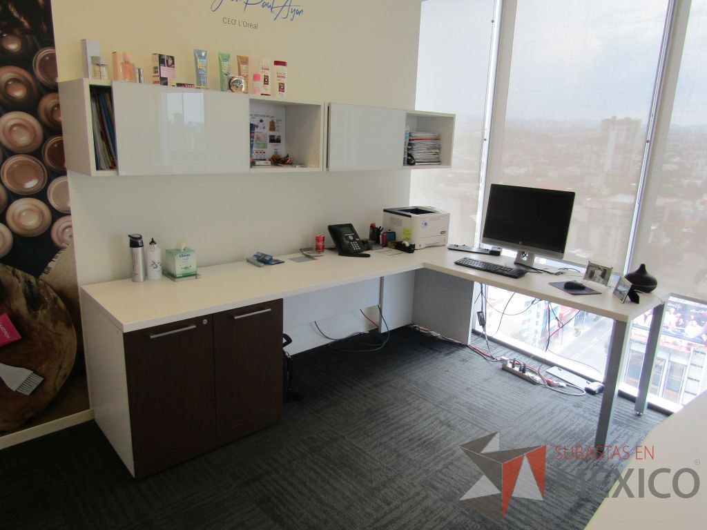 Lote 042 - Escritorio en escuadra con gabinete de pedestal, gabinete alto con 2 puertas y 2 gavetas empotradas con 2 puertas puertas corredizas - Imagen 2