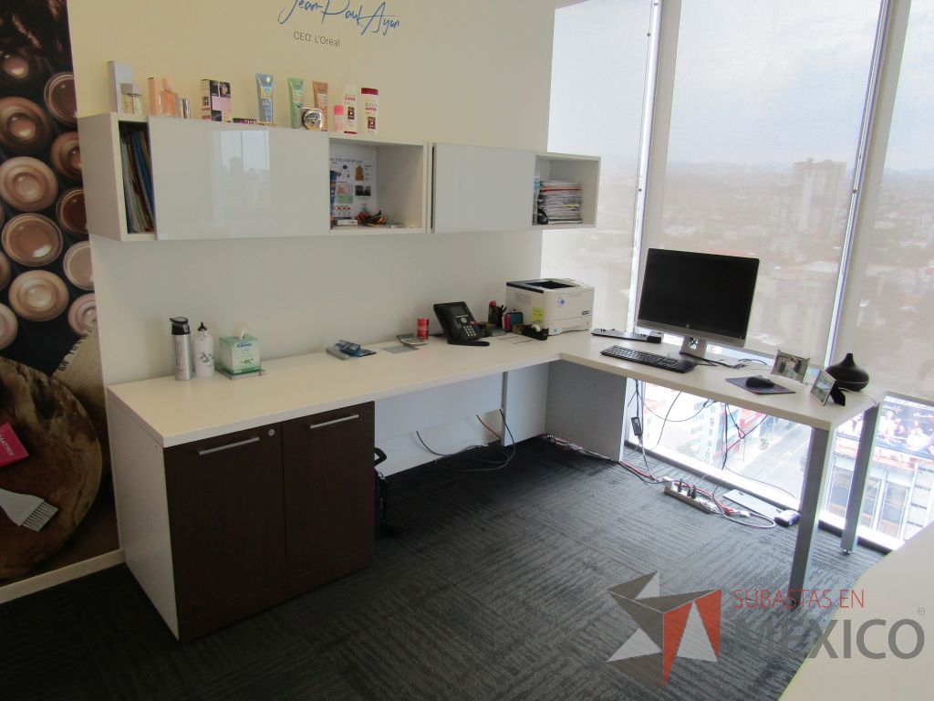 Lote 042 - Escritorio en escuadra con gabinete de pedestal, gabinete alto con 2 puertas y 2 gavetas empotradas con 2 puertas puertas corredizas - Imagen 3