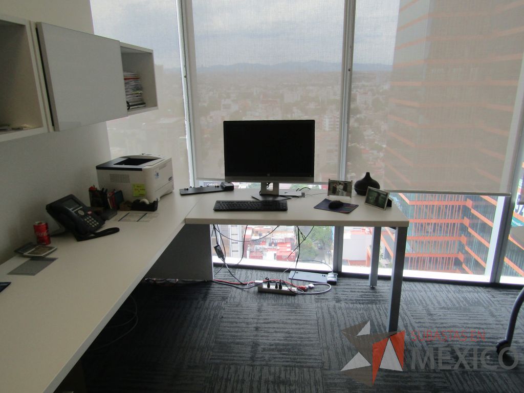 Lote 042 - Escritorio en escuadra con gabinete de pedestal, gabinete alto con 2 puertas y 2 gavetas empotradas con 2 puertas puertas corredizas - Imagen 4
