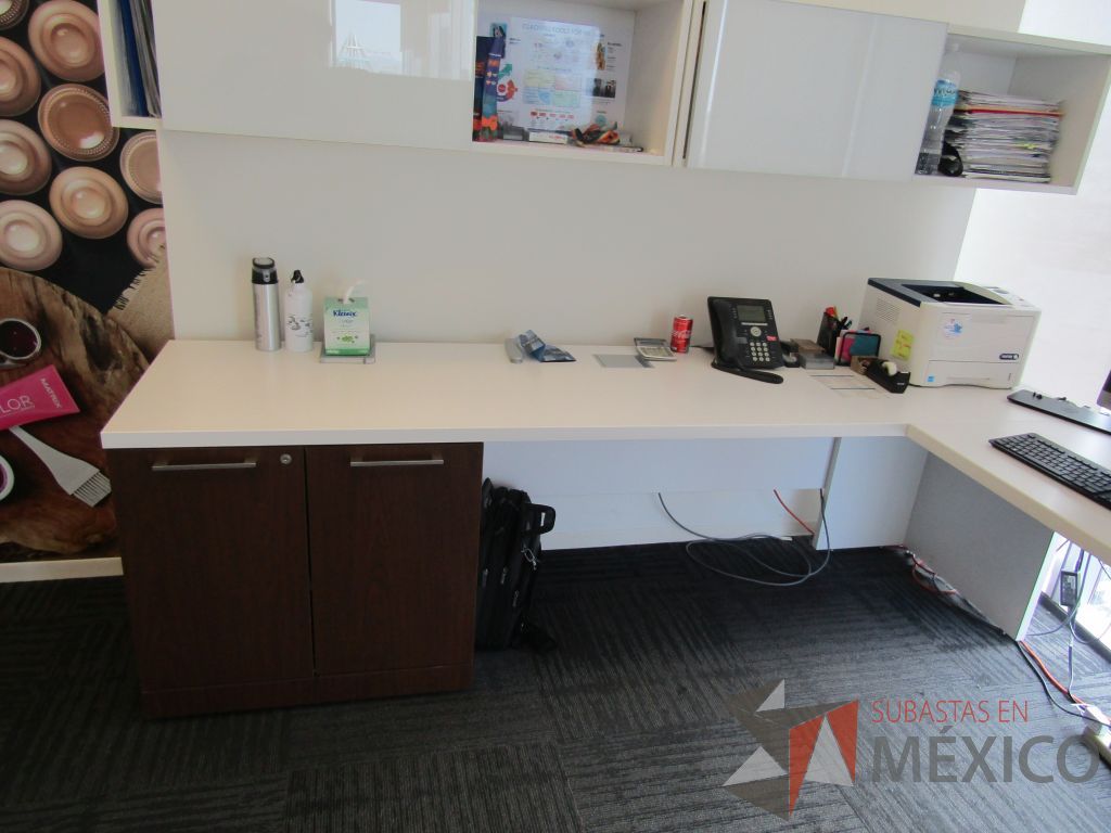 Lote 042 - Escritorio en escuadra con gabinete de pedestal, gabinete alto con 2 puertas y 2 gavetas empotradas con 2 puertas puertas corredizas - Imagen 5