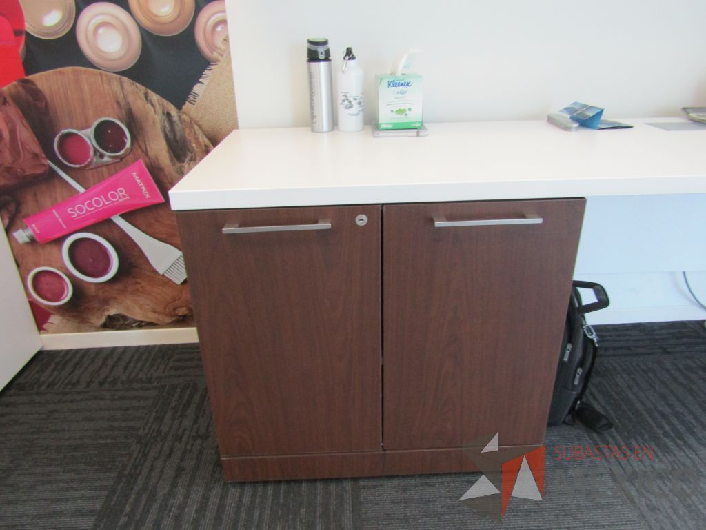 Lote 042 - Escritorio en escuadra con gabinete de pedestal, gabinete alto con 2 puertas y 2 gavetas empotradas con 2 puertas puertas corredizas - Imagen 6
