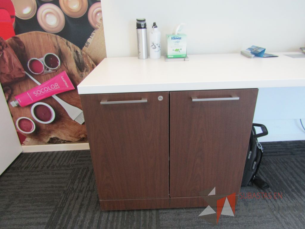 Lote 042 - Escritorio en escuadra con gabinete de pedestal, gabinete alto con 2 puertas y 2 gavetas empotradas con 2 puertas puertas corredizas - Imagen 7