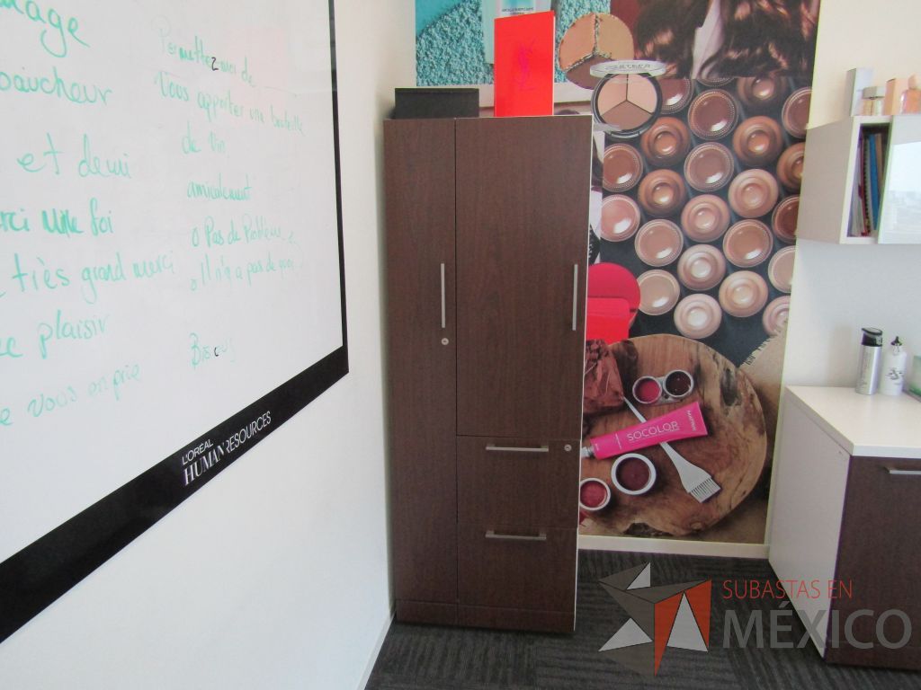 Lote 042 - Escritorio en escuadra con gabinete de pedestal, gabinete alto con 2 puertas y 2 gavetas empotradas con 2 puertas puertas corredizas - Imagen 13