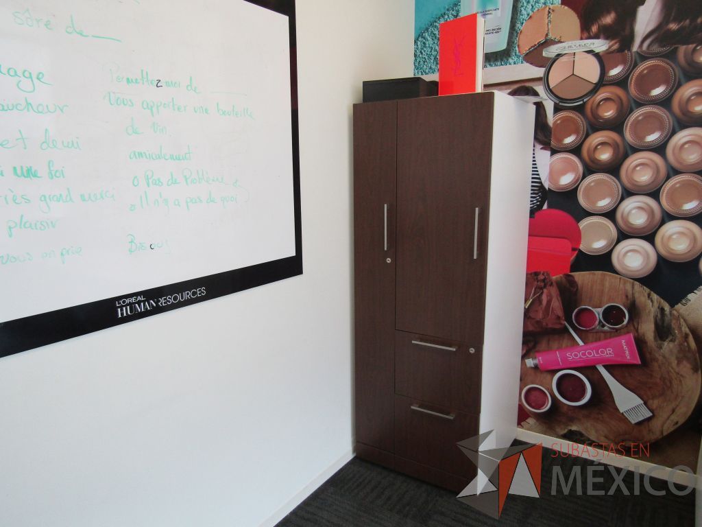 Lote 042 - Escritorio en escuadra con gabinete de pedestal, gabinete alto con 2 puertas y 2 gavetas empotradas con 2 puertas puertas corredizas - Imagen 15