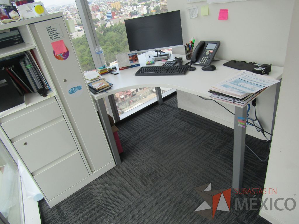Lote 096 - Escritorio en escuadra con 4 patas metálicas y cubierta color blanco