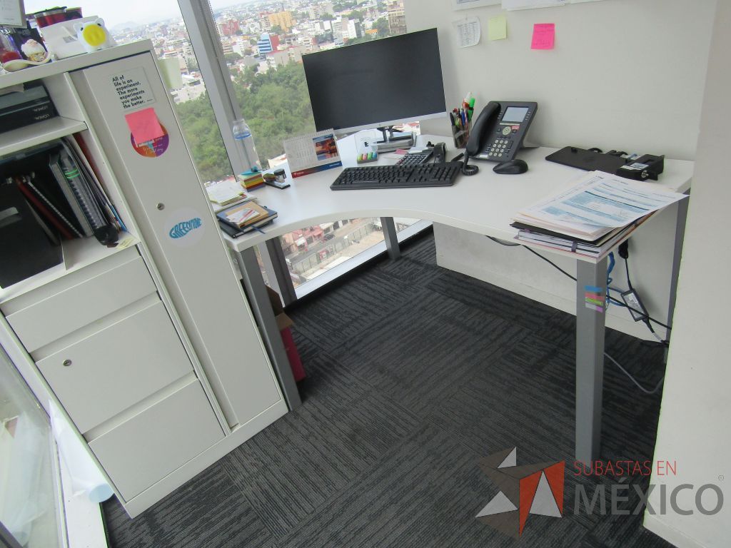 Lote 096 - Escritorio en escuadra con 4 patas metálicas y cubierta color blanco - Imagen 2
