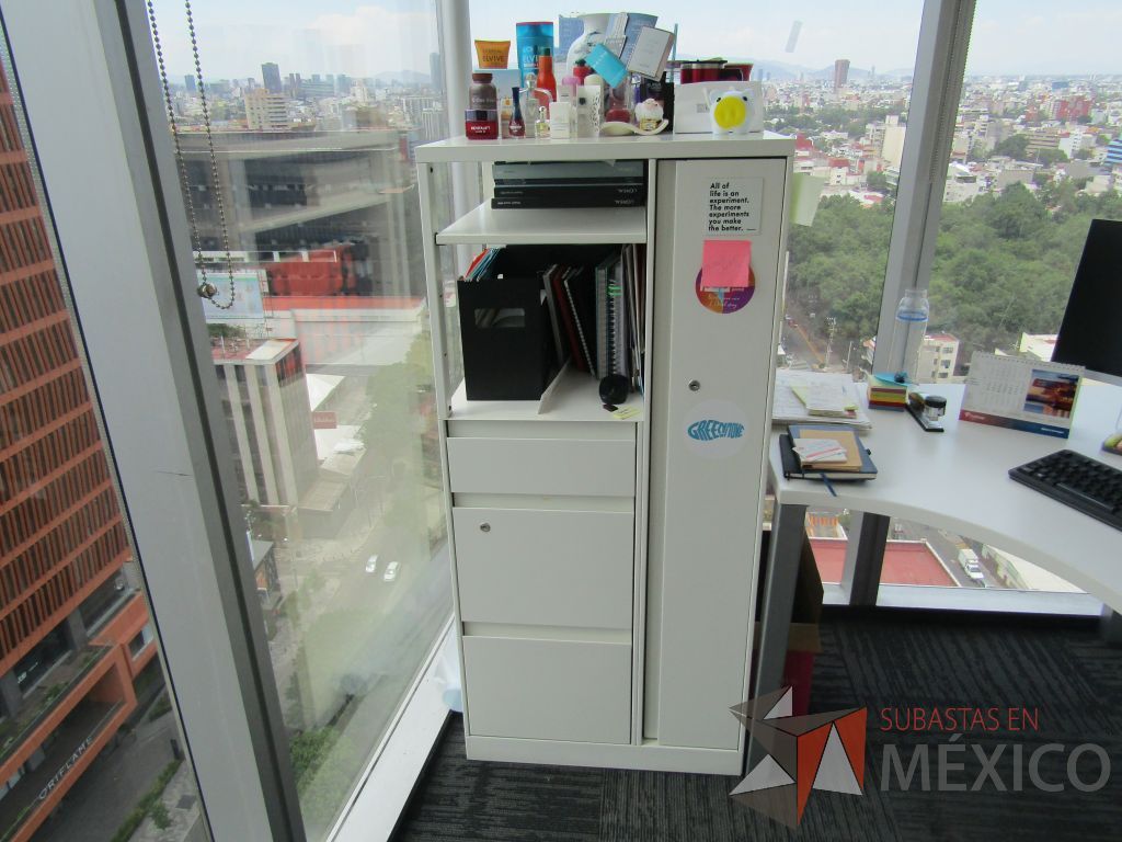 Lote 096 - Escritorio en escuadra con 4 patas metálicas y cubierta color blanco - Imagen 6