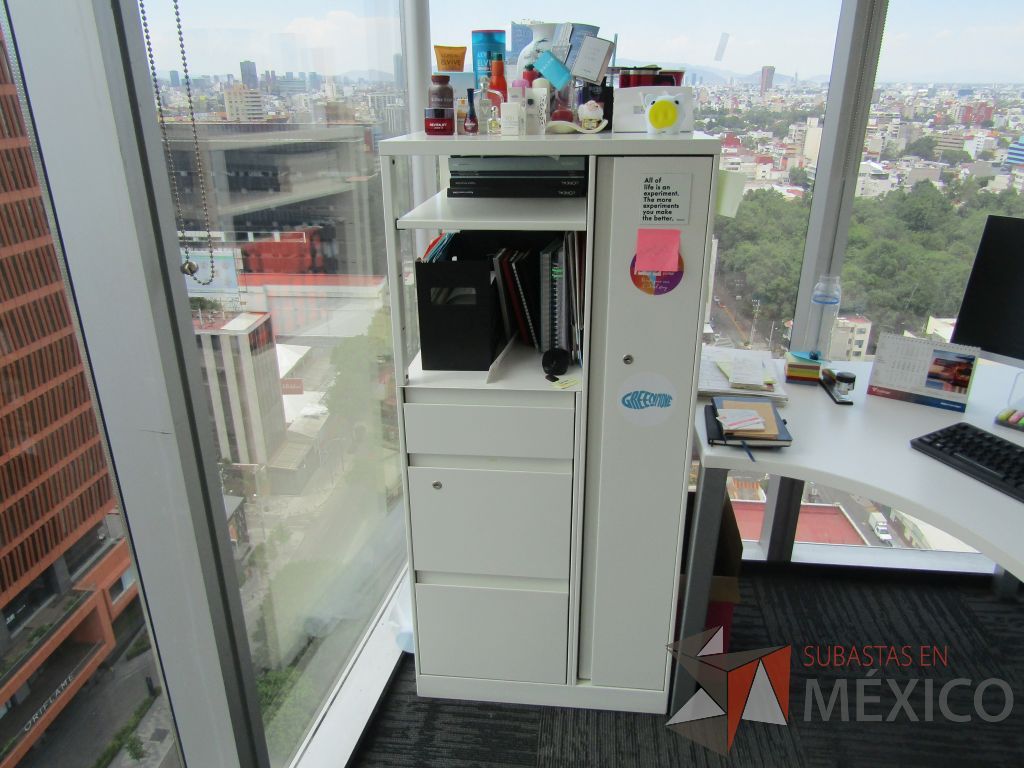 Lote 096 - Escritorio en escuadra con 4 patas metálicas y cubierta color blanco - Imagen 7