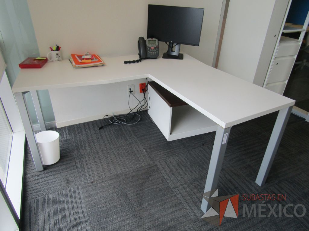 Lote 039 - Escritorio en escuadra con 4 patas metálicas, gabinete de pedestal con espacio para documentos y cubierta color blanco - Imagen 3