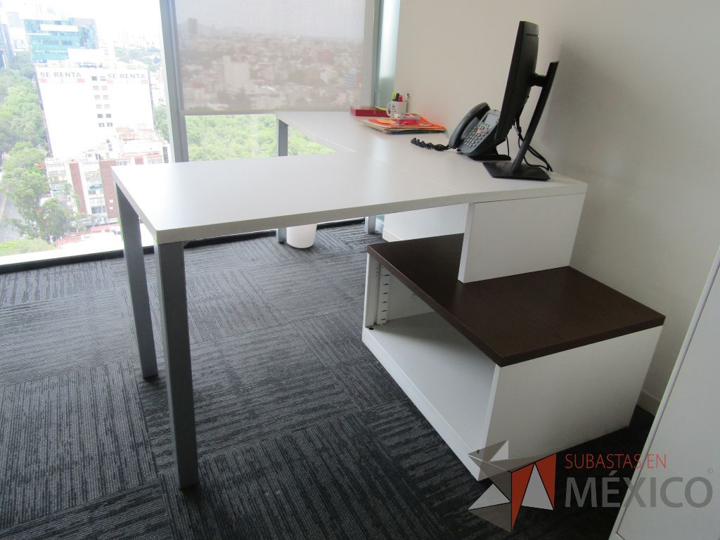 Lote 039 - Escritorio en escuadra con 4 patas metálicas, gabinete de pedestal con espacio para documentos y cubierta color blanco - Imagen 5