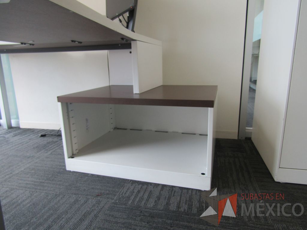 Lote 039 - Escritorio en escuadra con 4 patas metálicas, gabinete de pedestal con espacio para documentos y cubierta color blanco - Imagen 7