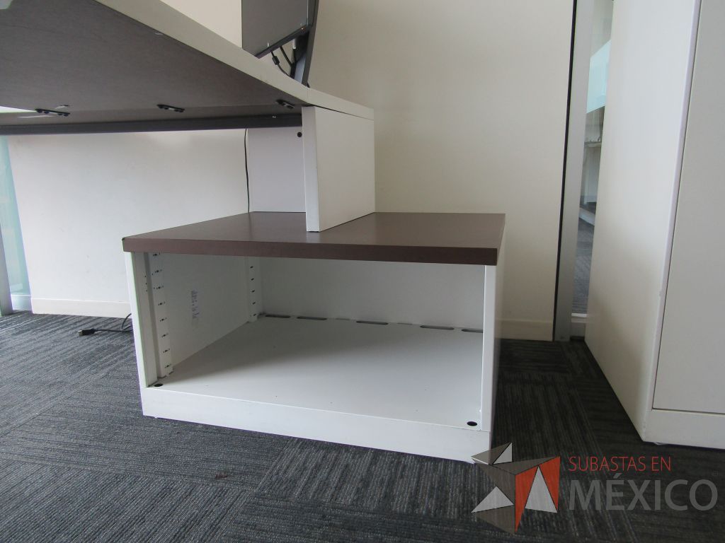 Lote 039 - Escritorio en escuadra con 4 patas metálicas, gabinete de pedestal con espacio para documentos y cubierta color blanco - Imagen 8