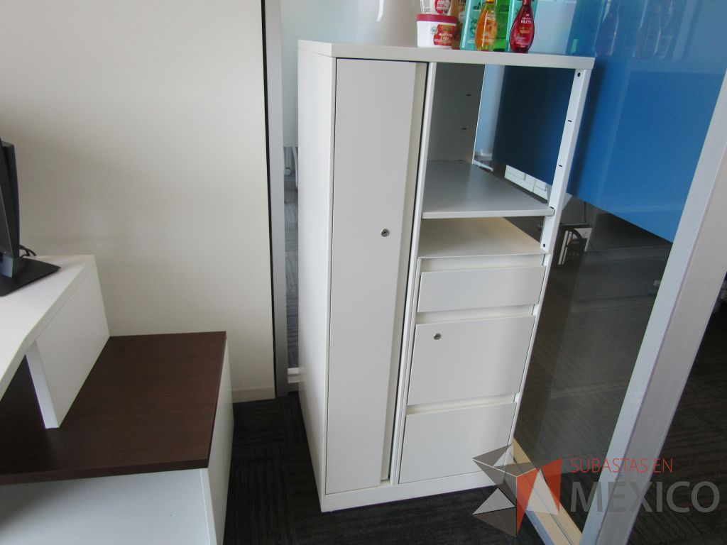 Lote 039 - Escritorio en escuadra con 4 patas metálicas, gabinete de pedestal con espacio para documentos y cubierta color blanco - Imagen 9