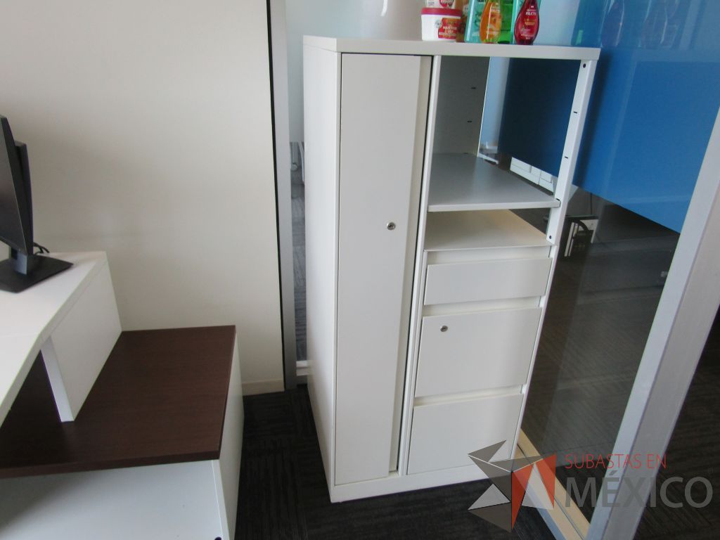 Lote 039 - Escritorio en escuadra con 4 patas metálicas, gabinete de pedestal con espacio para documentos y cubierta color blanco - Imagen 10