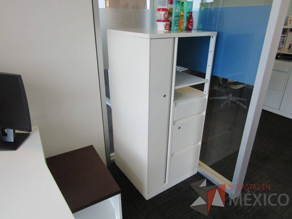 Lote 039 - Escritorio en escuadra con 4 patas metálicas, gabinete de pedestal con espacio para documentos y cubierta color blanco - Imagen 12