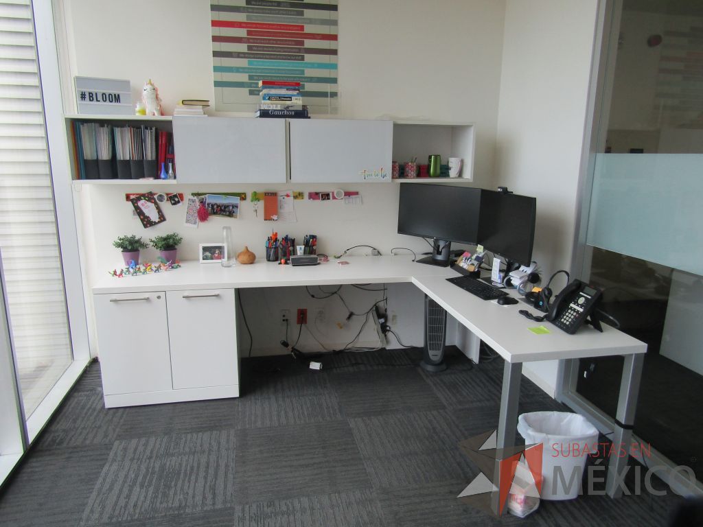 Lote 070 - Escritorio en escuadra con gabinete de pedestal de 2 puertas y 2 gavetas empotradas con 2 puertas corredizas - Imagen 2