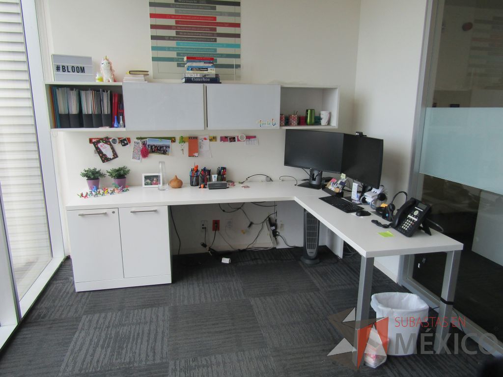 Lote 070 - Escritorio en escuadra con gabinete de pedestal de 2 puertas y 2 gavetas empotradas con 2 puertas corredizas - Imagen 3