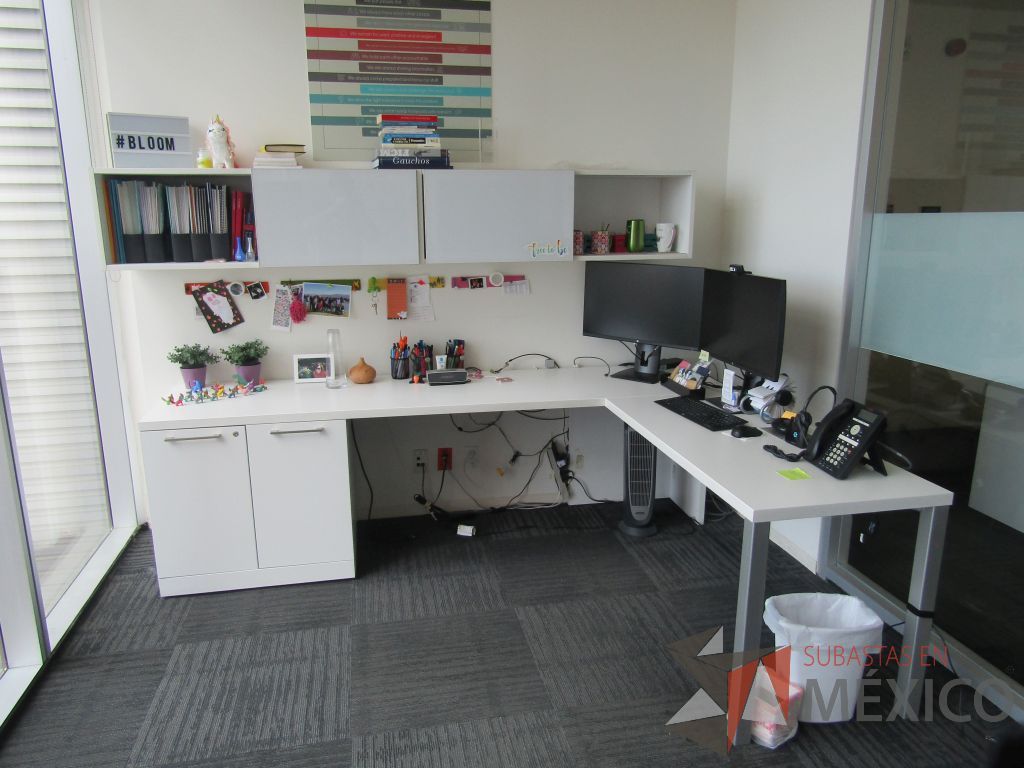 Lote 070 - Escritorio en escuadra con gabinete de pedestal de 2 puertas y 2 gavetas empotradas con 2 puertas corredizas - Imagen 4
