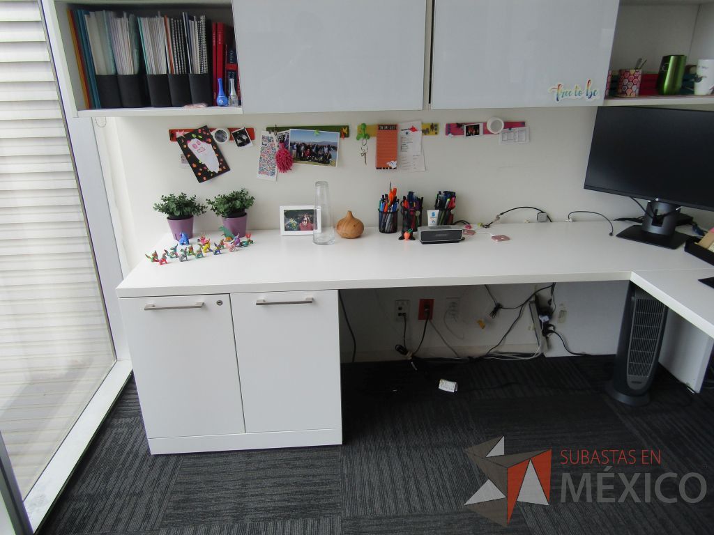 Lote 070 - Escritorio en escuadra con gabinete de pedestal de 2 puertas y 2 gavetas empotradas con 2 puertas corredizas - Imagen 7